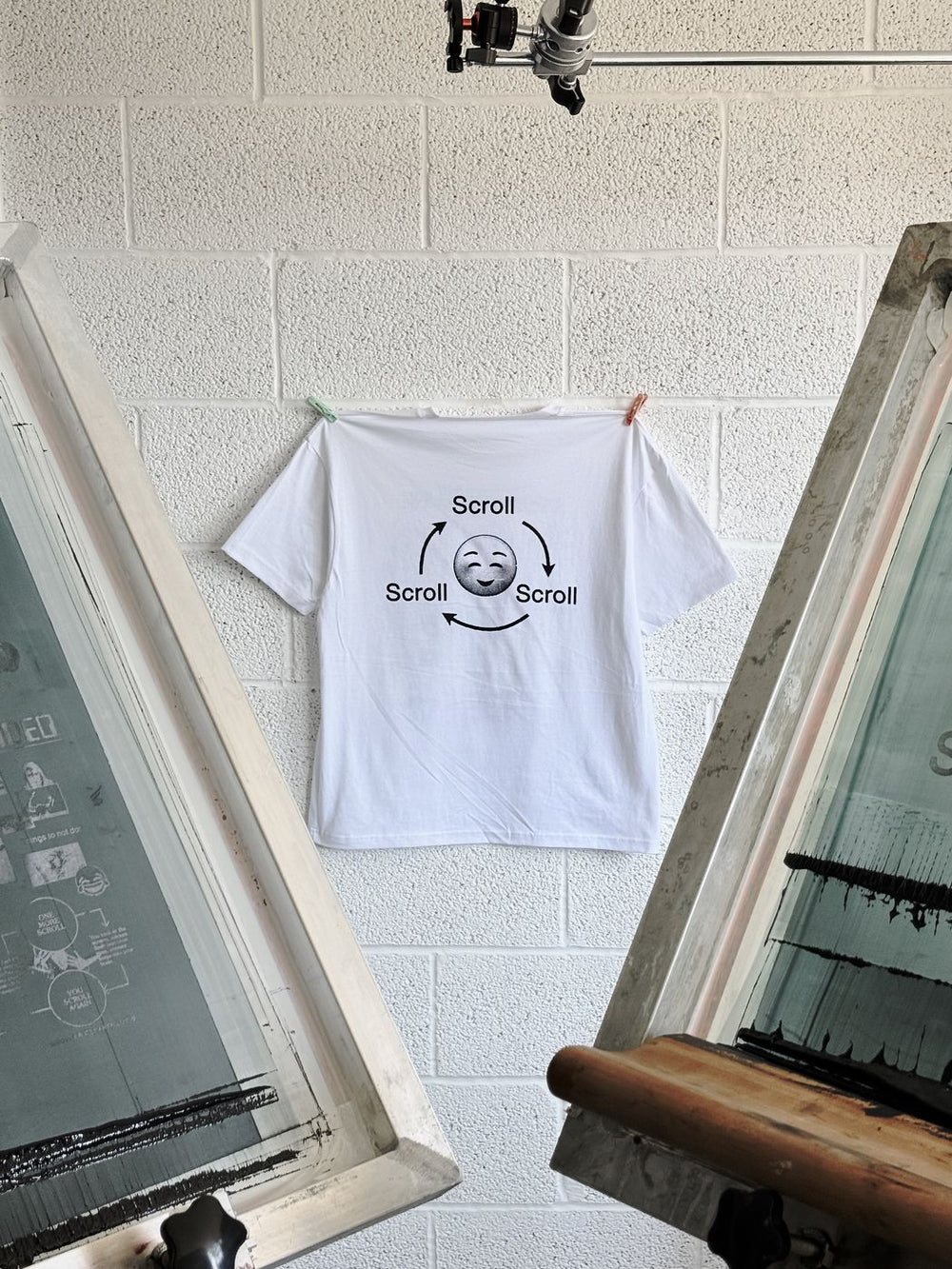Scroll tee between screens